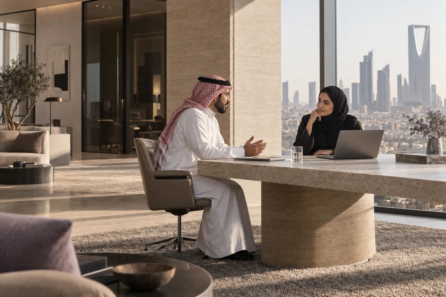 مشهد توضيحي لاجتماع عمل في مكتب معاصر بالرياض